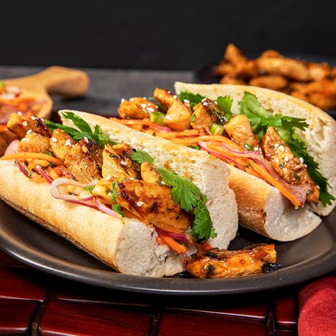 Chicken Bahn Mi Sandwich, Sirloin Marinade, Vietnamese Grilled Chicken, Chicken Bahn Mi, Grilled Chicken Marinade Recipes, Bahn Mi Sandwich, Marinating Chicken, Banh Mi Recipe, Chicken Buns