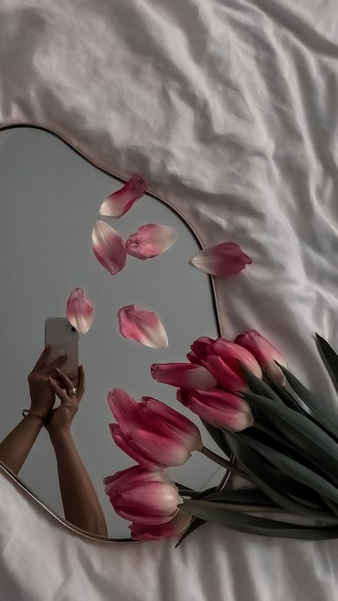 Zestaw Ikon, Flower Photoshoot, Aesthetic Couple, Nothing But Flowers, Flower Therapy, Foto Poses, Pink Vibes, Phone Wallpaper Images, Pink Tulips