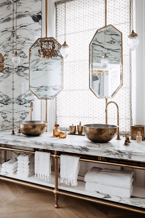 ARABESCATO MARBLE BATHROOM  The master bathroom is the pièce de résistance in this grand London house designed by Maddux Creative. Inspired by Le Meurice hotel in Paris, it is a lavish marriage of unlacquered brass and Arabescato marble, with his and hers bowl basins and cut-glass hanging lights. Bilik Air, Arabescato Marble, Public Bathrooms, Bad Inspiration, Decor Baie, London House, Marble Bathroom, Cheap Decor, Indian Style