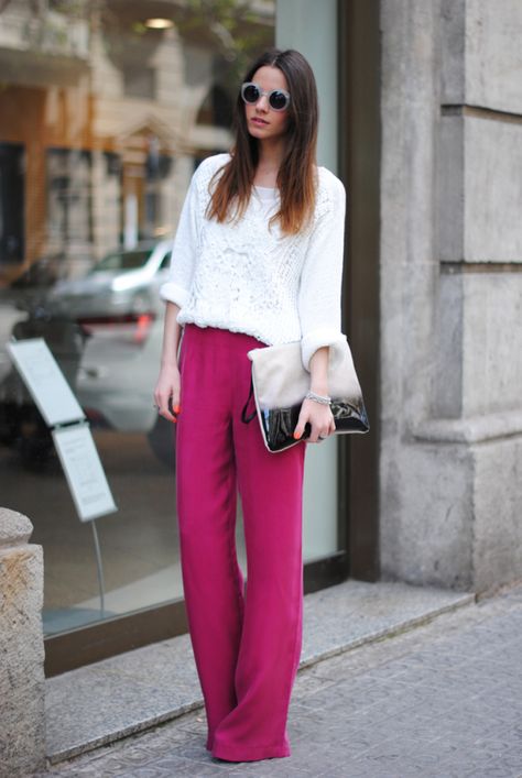 Como não amar essa produção? Quero já essa calça pantalona pink, ela deixa qualquer look mais chique! E combinou super bem com a blusa branca Palazzo Dress, Jean Rose, Marlene Hose, Pink Trousers, Trouser Outfit, Africa Dress, Cool Winter, Pink Pants, Loose Pants