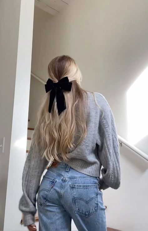 @kendrawilsonn
#outfits #bow #bows #hairstyles #blondehair #jeans #greysweateroutfit #hairideas White Hair Bow Outfit, Bow Girl Aesthetic Outfits, Fall Bow Hairstyles, Bow Hair Outfit, Hair Bows Outfit, Ways To Wear Bows In Your Hair, Black Hair Bow Outfit, Hair Bow Outfit Aesthetic, Broken Bow Outfits