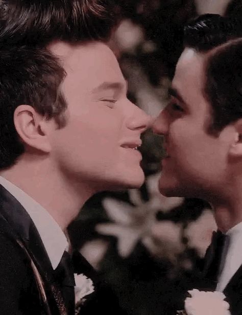 Hate this wedding.  Love this kiss. Best Party Songs, Blaine And Kurt, Kurt Hummel, Party Songs, Chris Colfer, Marriage Equality, Glee Cast, After All These Years, Reaction Face