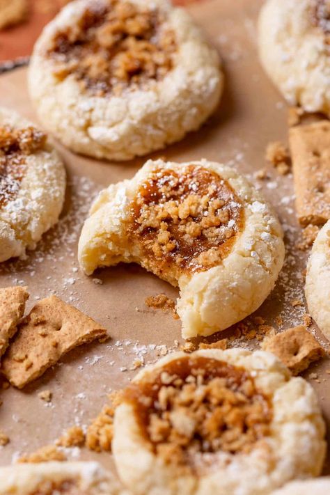 These pumpkin cheesecake cookies are soft and chewy pumpkin cookies stuffed with cheesecake filling and topped with graham cracker crumbs.rn Fun Thanksgiving Cookies, Pumpkin Cheesecake Cookies, Cracker Toppings, Pumpkin Cookie Recipe, Frozen Cookie Dough, Thanksgiving Cookies, Frozen Cookies, Cheesecake Cookies, Cream Cheese Cookies