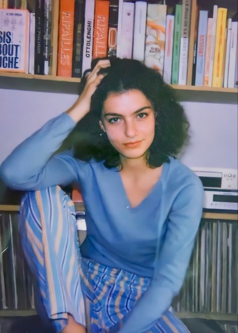 Zoia Mossour Short Hair, Diva Pose, Zoia Mossour, Hair Arrange, Curly Hair Care, Hair Inspo Color, Short Curly Hair, Real Girls, Model Hair