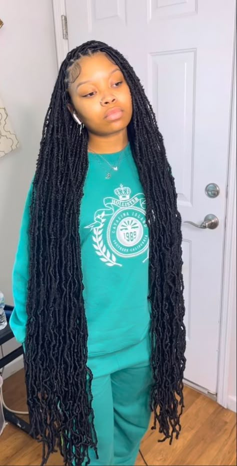 Brown And White Faux Locs, Soft Locs 30 Inch, 34 Inch Soft Locs, Faux Lox Styles, Faux Locs With Color Underneath, 16 Inch Soft Locs, Thigh Length Soft Locs, Fo Locs Hairstyles, Fox Lox Hairstyles