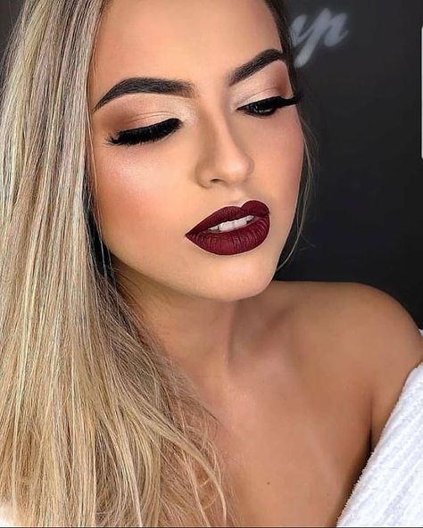 Make Br (@maquiagem.make.br) • Instagram photos and videos Makeup For Burgundy Dress, Maroon Makeup, Simple Prom Makeup, Shower Makeup, Make Up Diy, Burgundy Makeup, Make Up Designs, Red Lipstick Makeup, Wedding Makeup For Brown Eyes