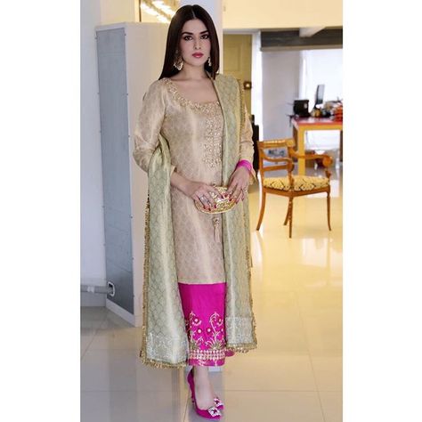 Mina Hasan on Instagram: “One more of our favourite #Muse #NatashaKhalid in a #MinaHasan ensemble! She never fails to impress 💥💥💥❤️❤️❤️#pakistanifashion #weddingwear…” Plazzo With Short Kurti, Mehndi Dress Designs, Indian Latest Fashion, Plazzo Designs, Mina Hasan, Crazy Dreams, Brother Wedding, Closet Idea, Eastern Dresses