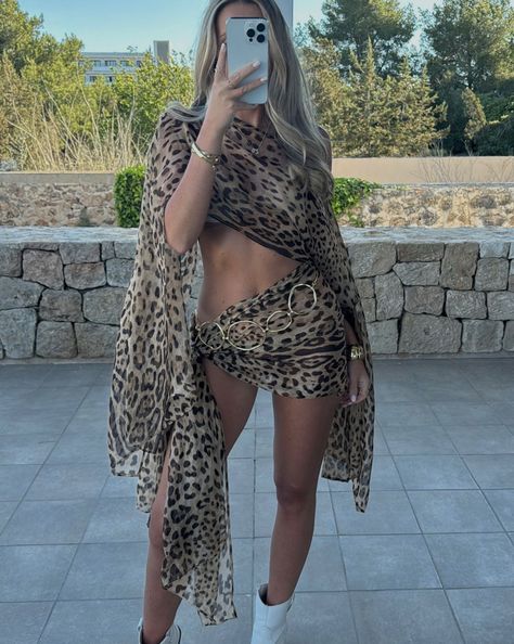 Hat Festival Outfit, Outfit Ibiza, Evening Holiday Outfits, Outfit Cowboy Boots, Ibiza Outfit, Outfit Cowboy, Leopard Outfit, Outfit Holiday, Leopard Outfits