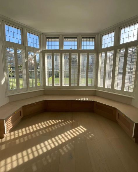 Where function meets artistic aesthetic! This was a striking design project by @jameshewittfurniturebydesign for @sarahchiswellinteriors. Sarah was looking for a bespoke bay window seat to provide clever storage for this classic space. We think the final window seat build and finish is perfect for this sophisticated and stylish room. The details: The window seat showcases shaker-style panelled doors on @blum_uk push-to-open and Blum Group Blu-motion soft-close hinges. James also employed @... Bay Windows Aesthetic, Panelled Doors, Bay Window Seat, Artistic Aesthetic, Bay Windows, Clever Storage, Shaker Style, Window Seat, Bay Window