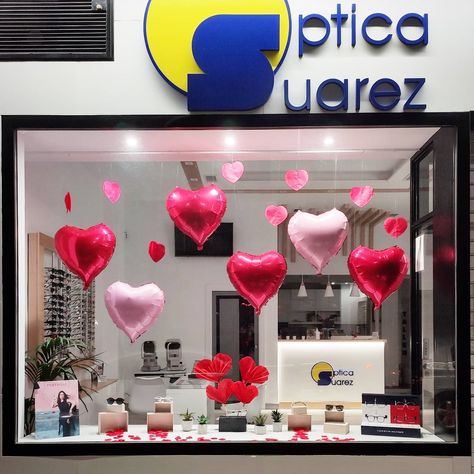 Escaparate de San Valentín 2021 en Óptica Suárez Bulevar Velentine Day, Valentine Decor, St Valentin, Glass Cabinet, Valentine Decorations, Light Box, Valentines, Glass, Valentine's Day