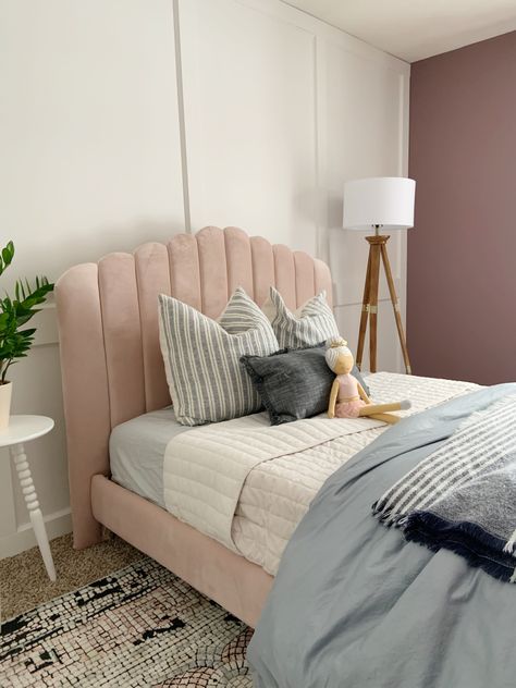 Pink Velvet Bed Bedroom Ideas, Pink Bedframe Room Ideas, Pink Velvet Bed Frame, Pink Headboard Bedroom Ideas, Pink Bedding Bedroom, Pink Bedrooms Ideas, Pink Velvet Headboard, Blush Pink Bed, Pink Bed Frame