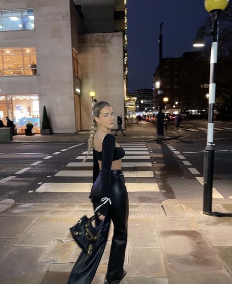 Sophia And Cinzia, Cow Outfits, Body Picture, London Street Style, Instagram Pose, Instagram Photo Inspiration, Cute Poses For Pictures, Long Jumpsuits, Insta Photo Ideas