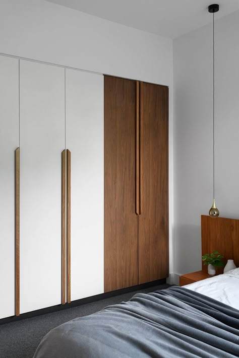 Simple Wardrobe Design Ideas, Wardrobe Panel Design, Indian Wardrobe Interior Design, Wardrobe Design Simple, Simple Wardrobe Ideas, Wooden Handles Wardrobe, Simple Wardrobe Design, Wardrobe Shutter Design, Placard Design