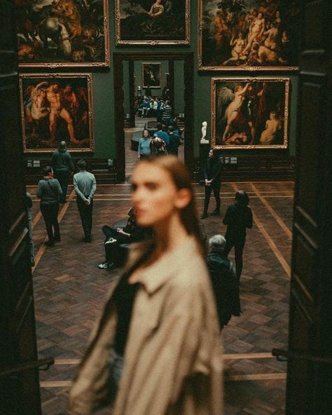 Museum Photography, Galleria D'arte, Shotting Photo, Foto Poses, Dark Academia Aesthetic, Jolie Photo, Photography Inspo, Aesthetic Photo, Aesthetic Photography