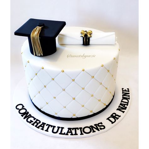 Simple Graduation Cakes, Graduation Candy Table, Dentist Cake, Graduation Cake Designs, Tårta Design, Cakes Simple, Cake Design For Men, Graduation Party Desserts, Graduation Party Backdrops