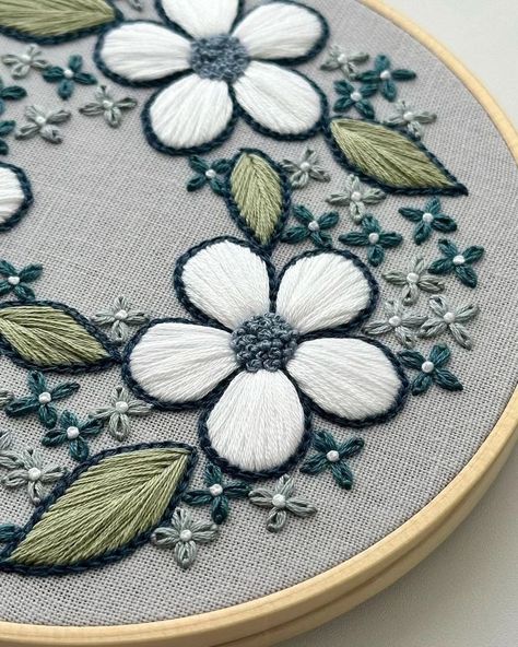 It a embroidery patrron Embroidery Tricks, Embroidery Hoop Art Diy, Basic Hand Embroidery Stitches, Hand Embroidery Patterns Free, Simple Hand Embroidery Patterns, Diy Embroidery Designs, Hand Embroidery Patterns Flowers, Floral Embroidery Patterns, Diy Embroidery Patterns