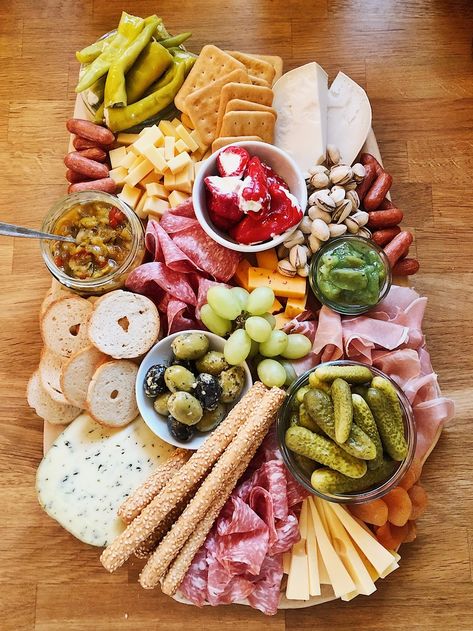 Mediterranean Diet Breakfast, Charcuterie Plate, Decorações Com Comidas, Snack Platter, Snack Board, Charcuterie And Cheese Board, Charcuterie Recipes, Cheese Appetizers, Cheese Platters