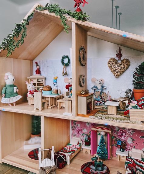 #flisat #christmasdiy christmas dollhouse makeover using all #thriftedhomedecor Ikea Dollhouse Christmas, Dollhouses Decorated For Christmas, Christmas Dolls House, Christmas Dollhouse Diy, Apartment Dollhouse, Ikea Flisat Dollhouse, Flisat Dollhouse, Doll House Christmas, Happy Hobbies