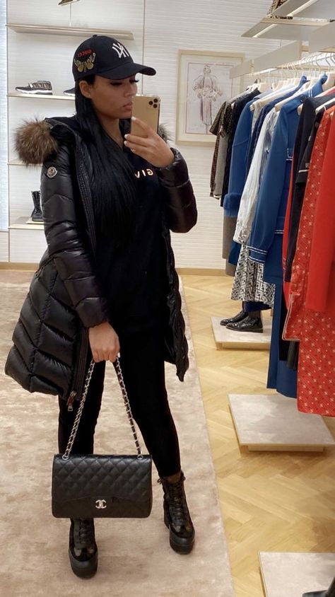 Long Moncler Jacket Outfit, Moncler Coat Outfit, Moncler Jacket Women Outfit, Briana Monique, Winter Inspo Outfits, Moncler Jacket Women, Macys Parade, Hooded Winter Coat, Relaxed Outfit