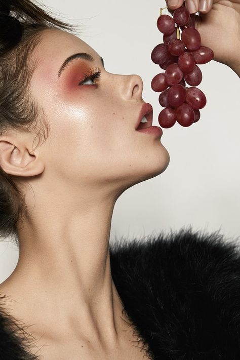 Fruit Shoot, Artsy Photography, Mode Editorials, Fruit Photography, Portrait Photography Poses, Beauty Shoot, Creative Portraits, Beauty Editorial, Foto Inspiration