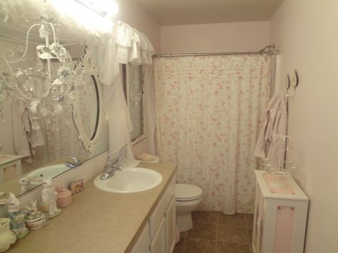 Angelcore Bathroom, Shabby Chic Small Bathroom, Coquette Bathroom Aesthetic, Soft Bathroom Aesthetic, Cute Aesthetic Bathroom, Bathroom 80s, Bathroom Coquette, Aesthetic Bathrooms, Coquette Bathroom