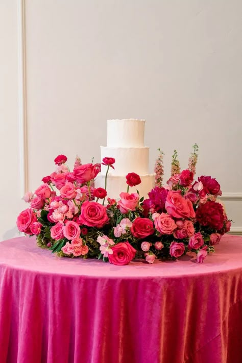 Vibrant Wedding Cake, Classic Boho Wedding, Cake Meadow, Pink Reception, Pink Table Settings, Boho Outdoor Wedding, Pink Wedding Receptions, Wedding Outside, Hot Pink Weddings