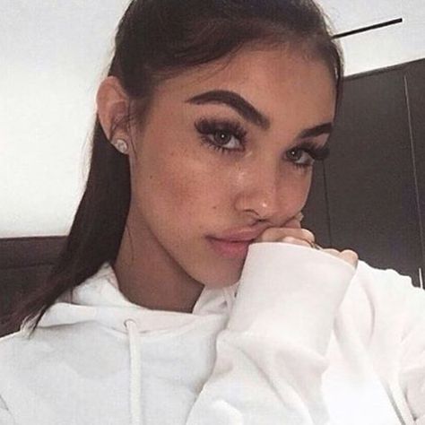 does she have fake freckles?? Estilo Madison Beer, Madison Beer Style, Make Up Inspiration, Beauty Goals, Beat Face, Makeup Goals, Madison Beer, Pretty Makeup, May 27