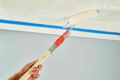 Painting popcorn ceilings can be messy because the material crumbles and flakes off. Learn how to paint a popcorn ceiling without making a huge mess. How To Paint Popcorn Ceiling Diy, Paint Popcorn Ceiling, Painting Popcorn Ceiling, Darker Aesthetic, Covering Popcorn Ceiling, Removing Popcorn Ceiling, Brick Face, Painted Brick Fireplaces, Ceiling Painting