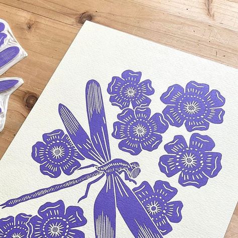 Clara Robé on Instagram: "I’m working on stickers, inspired by my linocuts, I can’t wait to show you that ! They are in the test printing phase ! You will see them soon. In the meantime here’s my dragonfly, the print I just carved.  Je suis en train de travailler sur une série de stickers, inspirés de mes linogravures. J’ai hâte de vous montrer ça ! Pour l’instant ils sont en phase de test d’impression. Vous verrez le résultat bientôt ! En attendant voici ma libellule, le dernier bloc que j’ai gravé.  . . . . . #originalprint #libellule #dragonfly #print #printmaking #lino #linogravure #linograbado #linografía #handprinted #arttherapy #handcarvedstamp #linoleum #grabado #gravuresurgomme #gravure #inspiredbynature #wallart #decohome #wallpainting #creatricefrancaise #artisanfrancais #artisa Dragonfly Print, Dragonfly Prints, Animal Illustrations, Inspired By, In The Meantime, Lino Print, Linoleum, The Test, Lily Pads