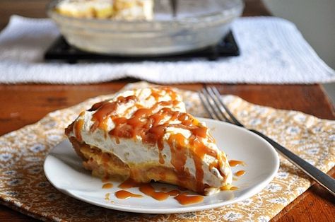 Salted Caramel Banana Pie. WOW - this pie is AMAZING! Caramel Banana Pie, Banana Caramel Pie, Instant Banana Pudding, Butterscotch Pie, Roasted Banana, Banana Pie, Homemade Banana Pudding, Banana Cream Pie, Perfect Pies