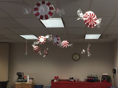 Peppermint hanging decor.  Peppermints made from paper plates painted with red peppermint design, covered with red and white in glitter and wrapped in cello wrap.   Long peppermints made from paper towel rolls covered in candy cane type wrapping paper. Paper Candy Canes, Contest Ideas, Ceiling Decorations, Paper Candy, Drink Station, Peppermint Candy, Paper Towel Rolls, Ceiling Decor, Candy Canes