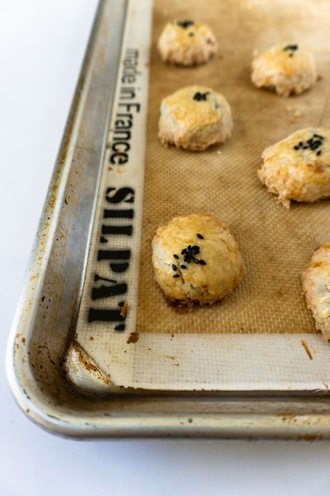 Don't worry if these yaki manju (think buttery shortbread filled with sweet red bean) are a bit crumbly - they'll still taste great! #japanese #hawaiian #yakimanju #manju #redbean Baked Manju Recipe, Manju Recipe, Japanese Hawaiian, Hawaiian Desserts, Japanese Pastries, Fluffy Cinnamon Rolls, Mochi Recipe, Sweet Red Bean, Lima Bean