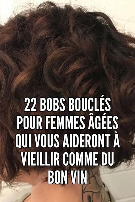 De multiples couches dynamiques créent un bob bouclé volumineux, parfait pour celles qui ont les cheveux fins. J'ose dire que les ondulations rendent justice à cette superbe coupe de cheveux. Il vous suffit de boucler vos cheveux avec un fer à friser et de les brosser légèrement pour créer des ondulations. // Crédit photo : Instagram @curlsbydesign Inverse Bob Curly Hair, Short Wavy, Short Wavy Hair, Photo Instagram, Wavy Hair, Hair