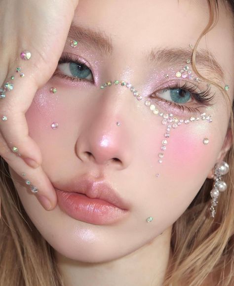 Festival Eye Makeup, Concert Makeup, Makeup Korean, Rhinestone Makeup, Makeup Tip, Retro Makeup, Korean Eye Makeup, Rave Makeup, Queen Makeup