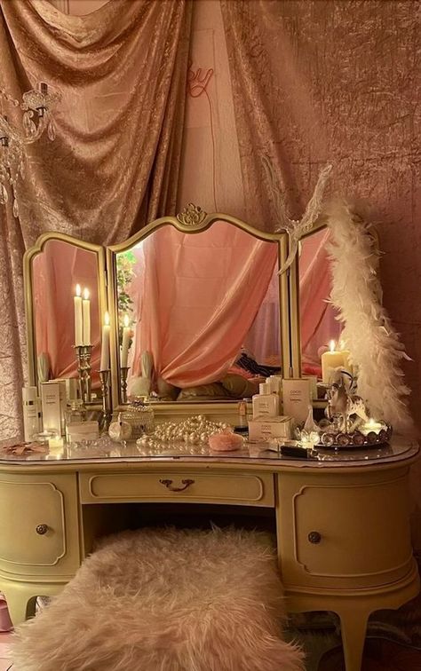 50s Room Aesthetic, Vintage Hollywood Bedroom, Hollywood Bedroom, Vintage Dressing Rooms, Cute Furniture, Glam Room, Cute Bedroom Decor, Cozy Room Decor, Dream Room Inspiration