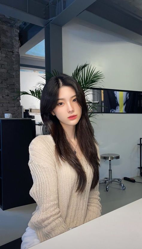 kim gahee Medium Long Haircuts, Uzzlang Girl, Long Hair Cuts, Medium Length Hair Cuts, Korean Beauty, Ulzzang Girl, Pretty Face, Aesthetic Girl, Summer Hairstyles