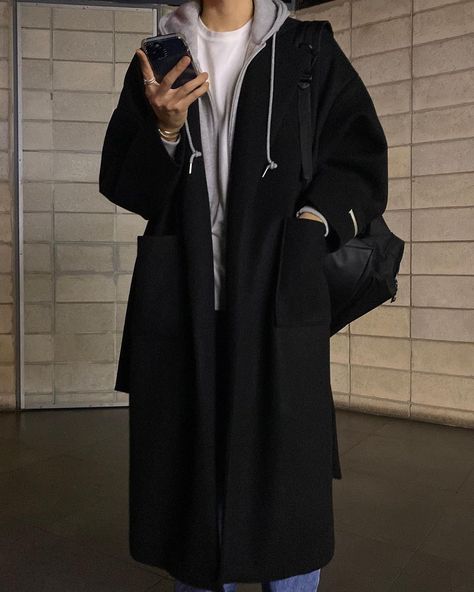 Coat Over Hoodie Outfit, Coat And Hoodie Outfit, Oversized Coat Outfit, Cool Ootd, Winter Wear For Men, Men Aesthetic Outfits, Korean Winter Outfits, Benjamin Graham, Minimalist Fashion Men