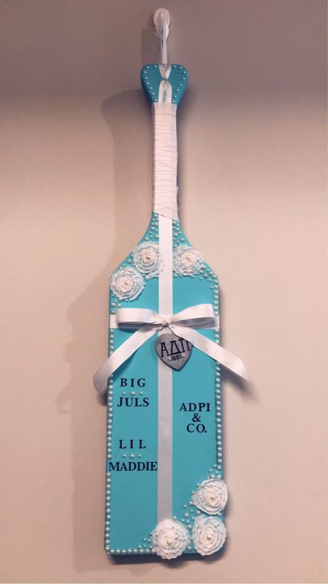 Unique Paddles Sorority, Paddle Sorority Big, Phi Mu Crafts, Paddle Sorority, Paddles Sorority, Big Little Paddles, Paddle Ideas, Tri Delt, Sigma Delta Tau