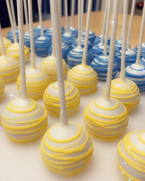 Yellow Cake Pops, Gender Reveal Food, Blue Cake Pops, Yellow Desserts, Blue Snacks, Sun Cake, Lemon Themed Bridal Shower, Italian Party, Baby Shower Cake Pops