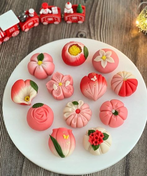 Wagashi Nerikiri, Wagashi Art, Japanese Pastries, Aesthetic Desserts, Chinese Candy, Cookie Recipes Decorating, Japanese Wagashi, Colorful Desserts, Kawaii Dessert