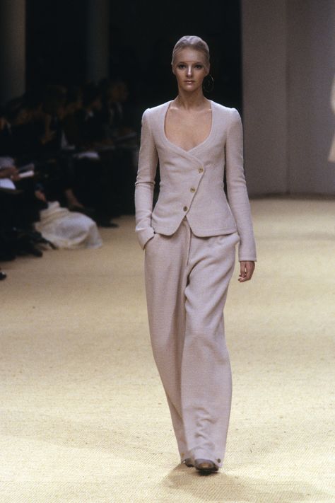 Vintage Chanel Runway, Chanel Runway, Chanel Suit, 90s Runway Fashion, Runway Fashion Couture, Vintage Runway, Woman Outfit, Model Streetstyle, Chanel Spring