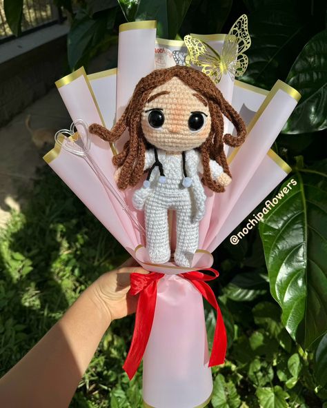 💐💕 Ramo de doctora 💕💐 ❗️Pedidos a crochet: Reserva con 3 semanas de anticipación. ❗️Envíos fuera de Usulután con cargo extra ❗️Entregas en Usulután #flores #florescrochet #bouquet #amigurimilove #crochetflower #yarn #amigurumicrochet #floresdecrochet #amor #cumpleaños #crocheting #detallespersonalizados #emprendimiento #emprededores #elsalvador🇸🇻 #croché #rosa #amigurumidoll #amigurumi #medicina #doctora #crochet #crochetlove #hechoamanoconamor #hechoenelsalvador🇸🇻 #crochetinspiration #am... July 15, Crochet Projects, Amigurumi, Romance, Crochet, Anime, On Instagram, Instagram