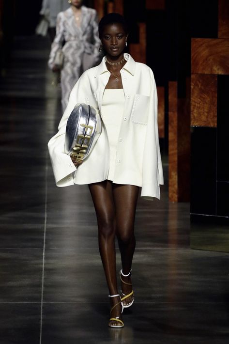 Fendi Spring 2022 Visionary Fashion, Runway Outfits, Runway Trends, Spring Summer 2022, Mode Ootd, Looks Chic, Model Life, Summer 2022, Looks Vintage