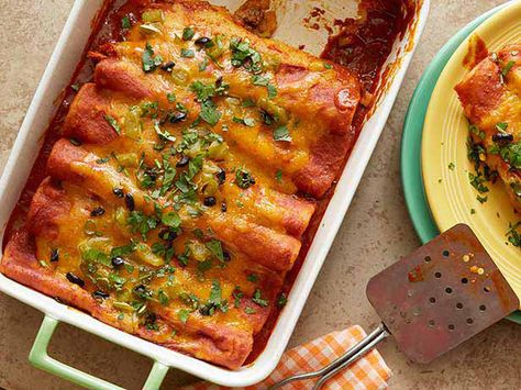 Simple Perfect Enchiladas from Pioneer Woman.  Made this today & loved it, but made my own enchilada sauce. Enchiladas Mexicanas, Easy Enchiladas, Weight Watchers Snacks, Enchiladas Recipe, Diner Recept, Pioneer Woman Recipes, Beef Enchiladas, Bobby Flay, Tortilla Wraps