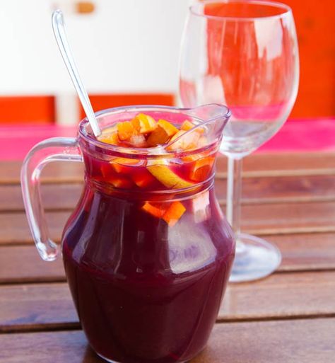 Healthy Sangria Recipe, Best Sangria Recipe, Red Sangria Recipes, Queso Philadelphia, Pineapple Chunks, Red Sangria, Halloween Cocktails, Sangria Recipes, Jus D'orange