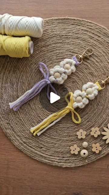 Boho Keychain, Flower Keychain, Instagram Add, Pop Up Market, Beautiful Art Paintings, Operation Christmas Child, Yt Channel, Macrame Knot, Macrame Patterns Tutorials