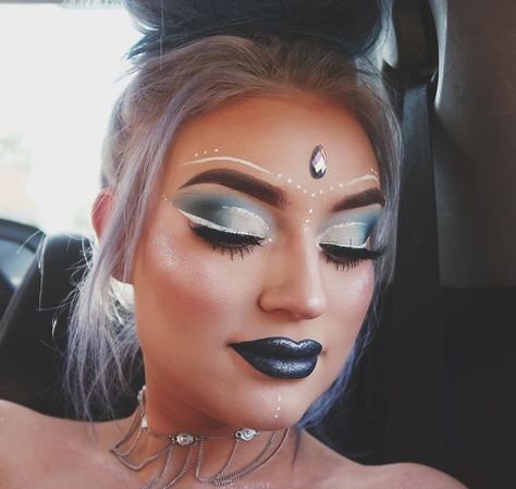 P i n t e r e s t : Melixooxx ❁♡ Alien Halloween Makeup, Alien Make-up, Alien Halloween Costume, Holiday Party Makeup, Halloween Make-up Looks, Alien Makeup, Alien Halloween, Space Makeup, Galaxy Makeup