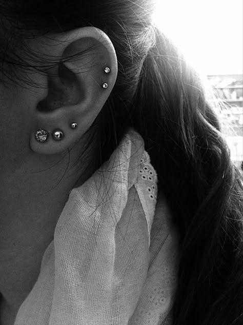 this seems like the perfect amount of piercings...love it! Piercings Oor, Piercing Lobe, Double Helix Piercing, Double Cartilage, Different Ear Piercings, Ear Peircings, Vintage Tattoos, Helix Piercings, Septum Piercings