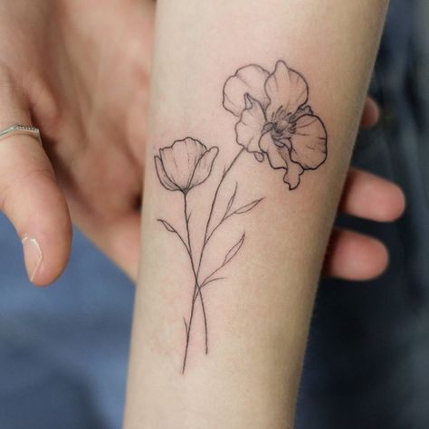 Poppy Tattoo Minimalist, Simple Poppy Tattoo, Poppy Tattoo Small, Poppy Flower Tattoo, Poppy Tattoo, Mom Tattoo Designs, Poppies Tattoo, Tattoo Minimalist, Spine Tattoos For Women