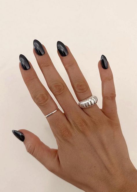 35+ Chrome Nails Ideas To Slay Your Next Mani (white, pink, blue..) Fall Chrome Nails, Chrome Nails Short, Classy Black Nails, Black Chrome Nails, Ombre Chrome Nails, Almond Stiletto, Black Almond Nails, Chrome Nail Art, Chrome Nails Designs